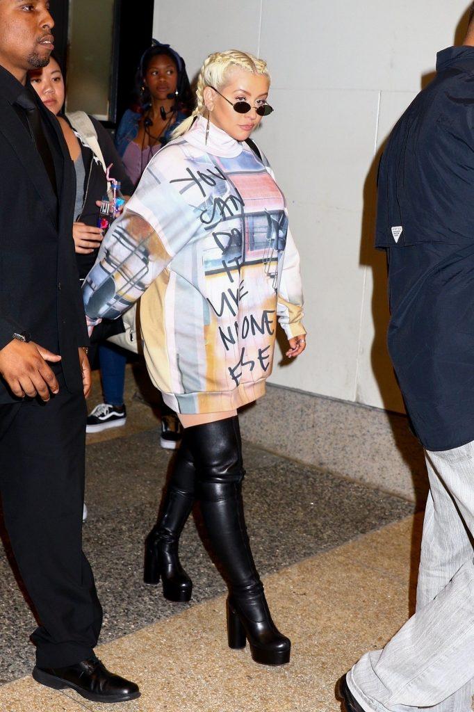 Christina Aguilera a ajuns cât un cașalot! A slăbit, apoi s-a îngrășat teribil: gușă, cizme ce stau să crape pe ea și bluză cu trei mărimi mai mari pentru a ascunde colăceii