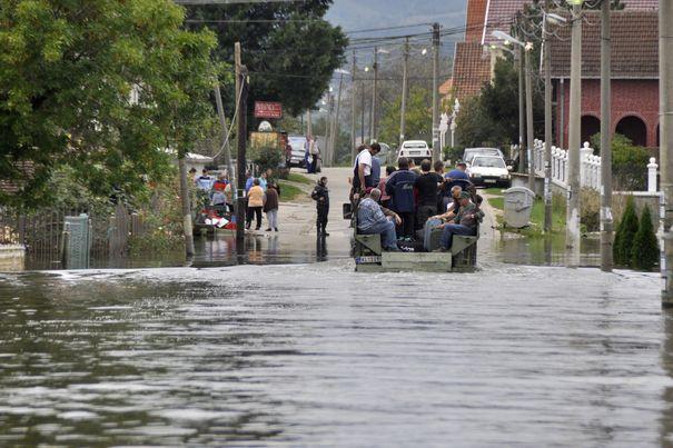 Zeci de gospodării, locuinţe şi drumuri inundate în urma ploilor torenţiale şi a furtunilor din ultimele 24 de ore. Imagini apocaliptice