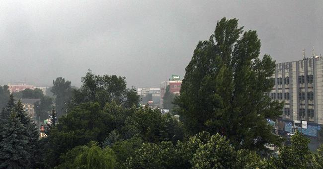 Zeci de gospodării, locuinţe şi drumuri inundate în urma ploilor torenţiale şi a furtunilor din ultimele 24 de ore. Imagini apocaliptice