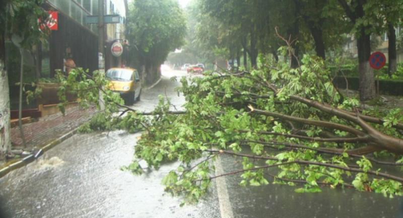 Zeci de gospodării, locuinţe şi drumuri inundate în urma ploilor torenţiale şi a furtunilor din ultimele 24 de ore. Imagini apocaliptice