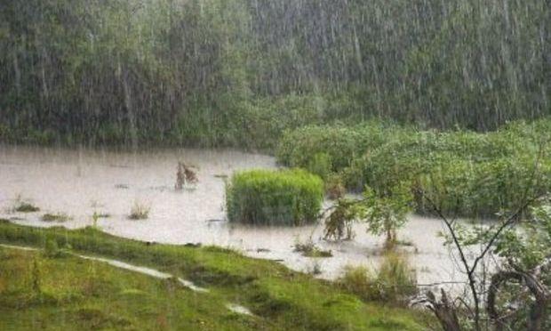 Zeci de gospodării, locuinţe şi drumuri inundate în urma ploilor torenţiale şi a furtunilor din ultimele 24 de ore. Imagini apocaliptice