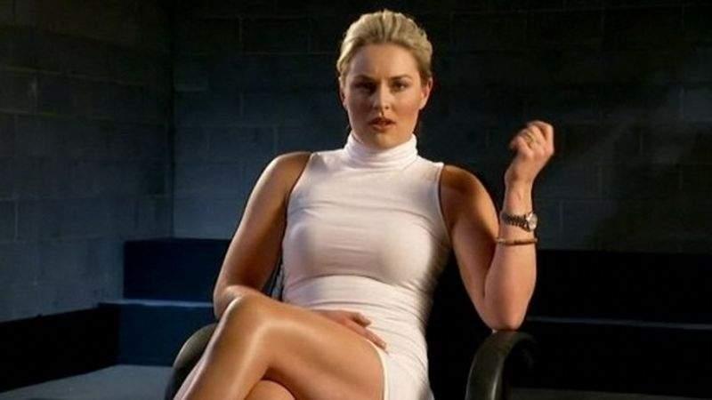 O asistentă sexy a recreat celebra scenă din „Basic Instinct” în direct la TV! Blonda și-a ridicat un picior în sus și telespectatorii au amuțit!