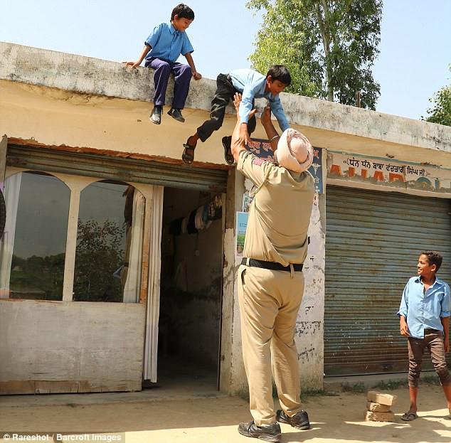 Nu vrei să dai nas în nas cu el. IMAGINI SENZAŢIONALE cu CEL MAI ÎNALT POLIŢIST din lume. Are 2,3 metri şi aproape 200 de kilograme!