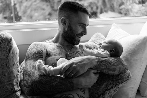 Adam Levine, artistul de la Maroon 5, prima poză alături de fetiţa lui: „Copilul meu cel mare îl ţine în braţe pe cel de-al doilea copil al nostru!”