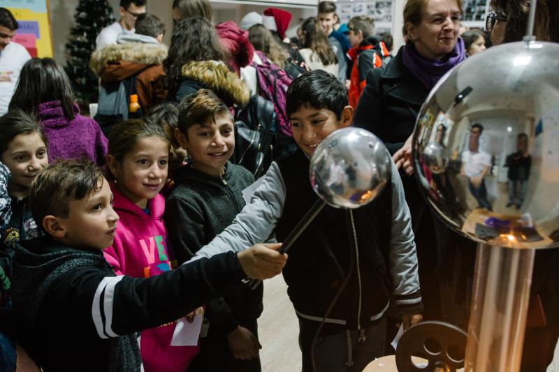 Samuel Lingurar, premiantul de la Pirită. Tatăl, alcoolic, mama, închisă. ”Acum doi ani cerșeam. Azi am bicicletă și coroniță!”