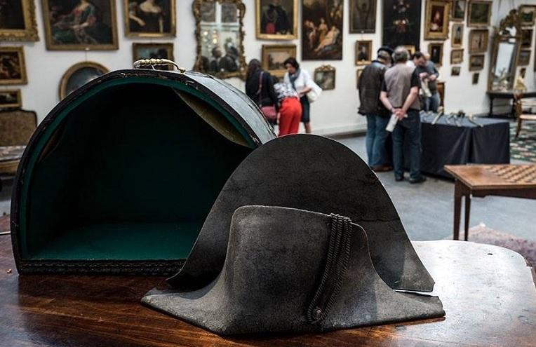 Un bicorn ce i-a aparținut lui Napoleon, căzut la Waterloo, a fost vândut pentru o sumă COLOSALĂ. FOTO