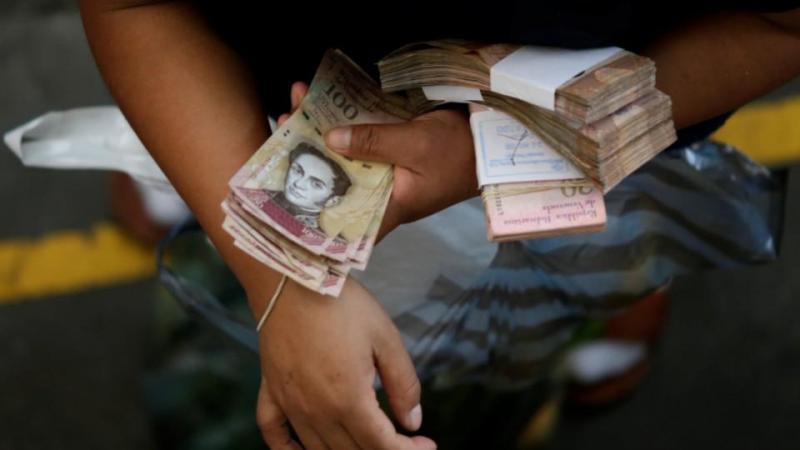 Țara în care banii stau în copaci, la propriu! Orice trecător îi poate lua