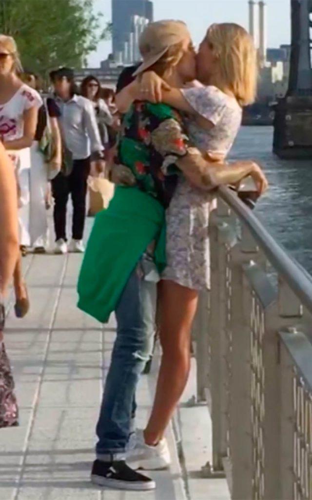 A uitat de Selena Gomez. Justin Bieber a fost surprins în timp ce o săruta apăsat pe noua sa iubită