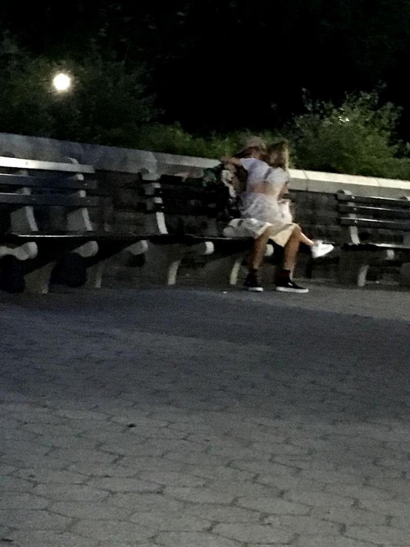 A uitat de Selena Gomez. Justin Bieber a fost surprins în timp ce o săruta apăsat pe noua sa iubită