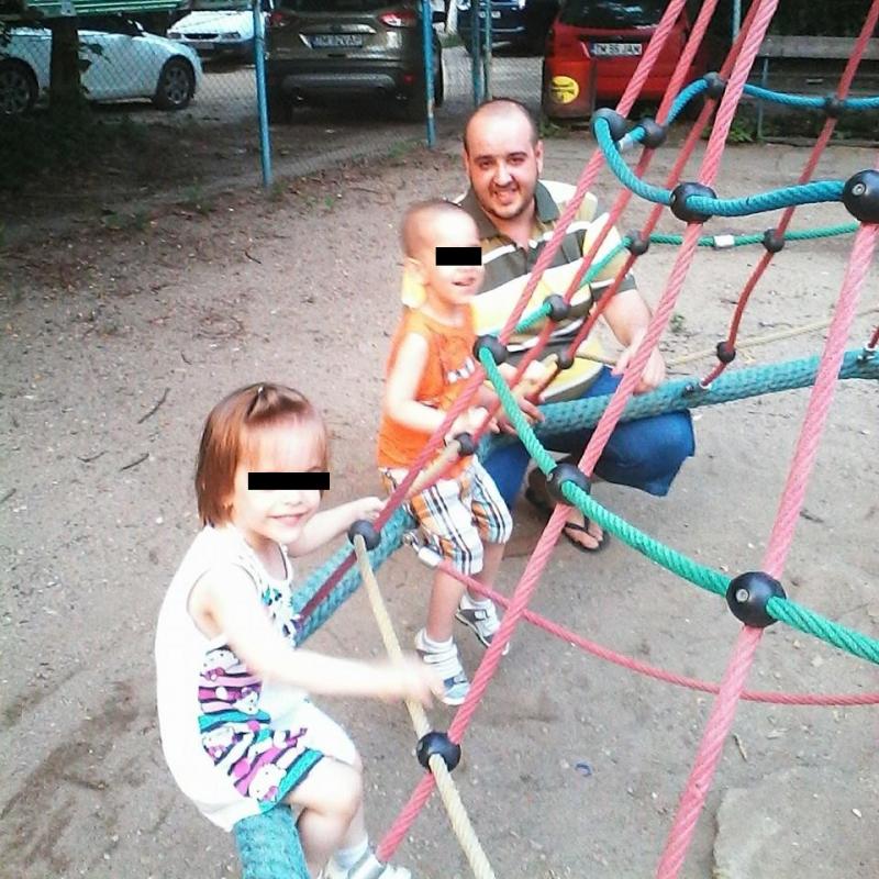 Soţia tânărului care s-a sinucis la 33 de ani, mesaj emoționant pe Facebook, alături de o poză cu cei doi copii rămaşi orfani