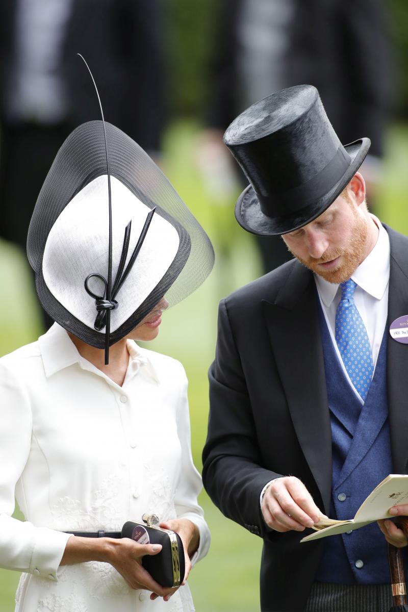 A gafat din nou! Prezentă alături de familia regală la un eveniment, Ducesa de Sussex a uitat un detaliu important