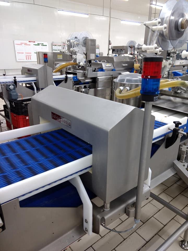 O româncă a vizitat o fabrică de mezeluri din România și a făcut publice mai multe fotografii! Imaginile au devenit virale! „Și mucegaiul specific?”