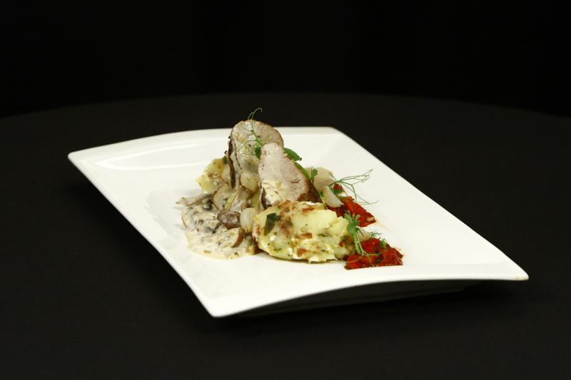 Mușchiuleț de porc în crustă de ierburi, cu cartofi țărănești