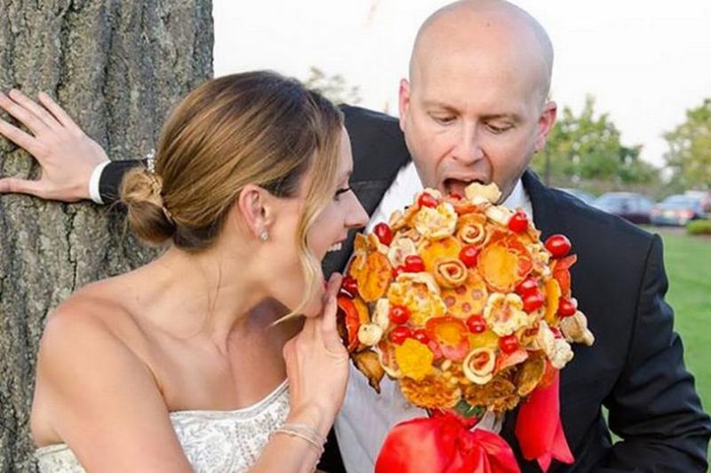 Miresele nu-și mai fac buchete din flori! Care este „moda” la nunți?