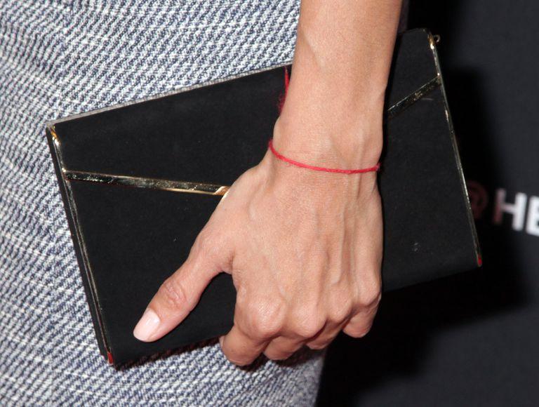 De ce NU au voie creștinii să poarte șnur roșu la mână! „Este vorba despre o energie...”