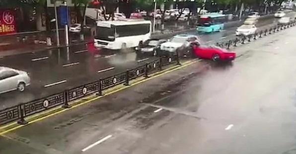 FOTO. Daună TOTALĂ! O femeie a făcut PRAF un Ferrari