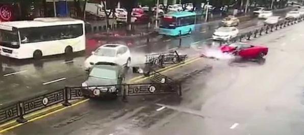 FOTO. Daună TOTALĂ! O femeie a făcut PRAF un Ferrari