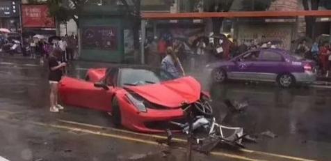 FOTO. Daună TOTALĂ! O femeie a făcut PRAF un Ferrari
