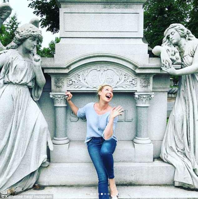 Actrița Katherine Heigl din „Anatomia lui Grey”, criticată DUR după ce a apărut într-o ipostază BIZARĂ într-un cimitir. Ce i-a dat prin cap să facă. FOTO