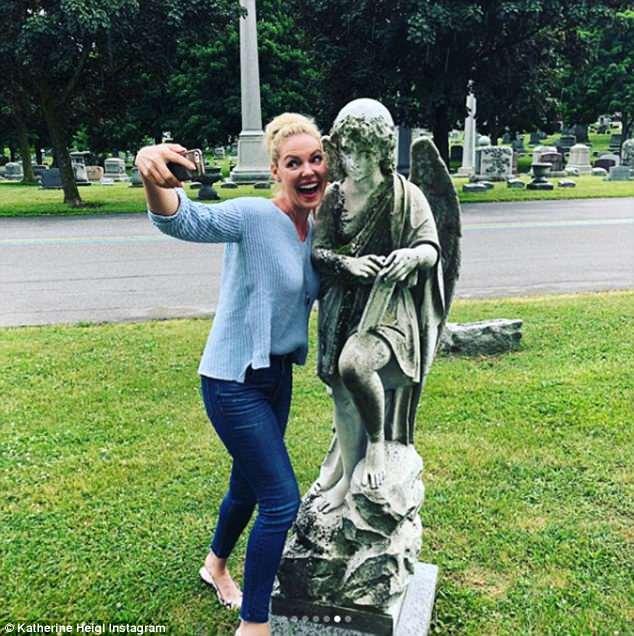 Actrița Katherine Heigl din „Anatomia lui Grey”, criticată DUR după ce a apărut într-o ipostază BIZARĂ într-un cimitir. Ce i-a dat prin cap să facă. FOTO