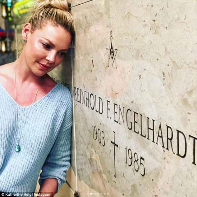 Actrița Katherine Heigl din „Anatomia lui Grey”, criticată DUR după ce a apărut într-o ipostază BIZARĂ într-un cimitir. Ce i-a dat prin cap să facă. FOTO
