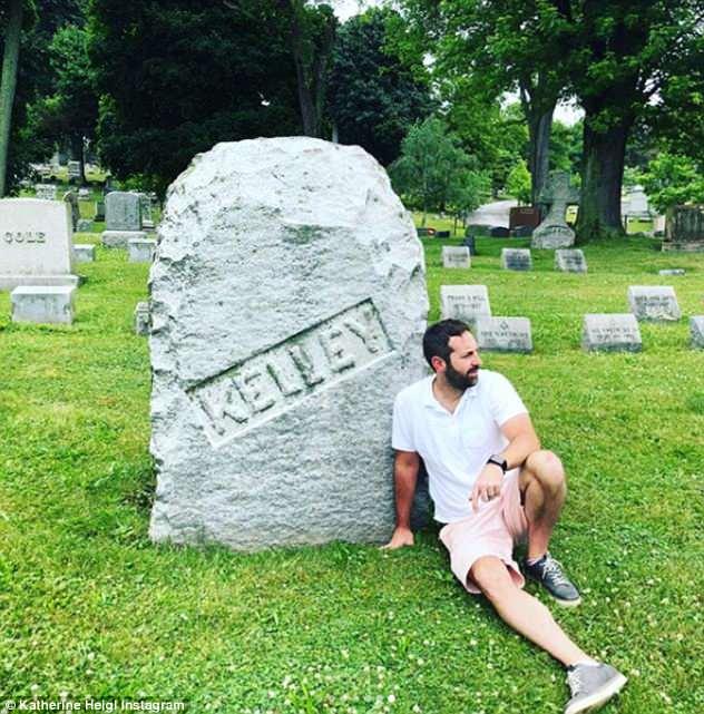 Actrița Katherine Heigl din „Anatomia lui Grey”, criticată DUR după ce a apărut într-o ipostază BIZARĂ într-un cimitir. Ce i-a dat prin cap să facă. FOTO