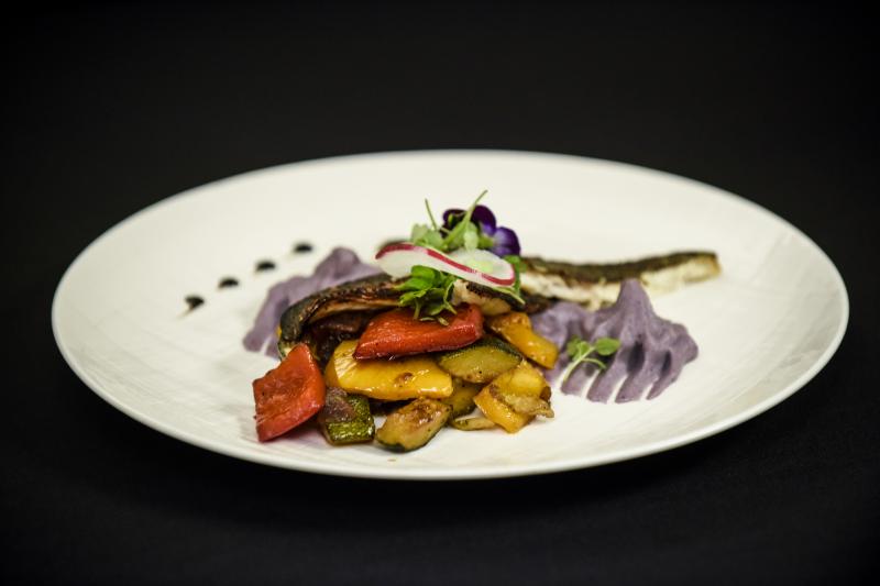 Biban de mare cu legume mediteraneene și piure de cartofi mov