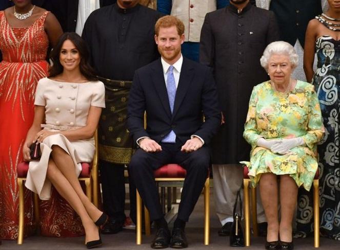 A ÎNCURCAT-O! Meghan Markle a fost surprinsă într-o poziție „nepoliticoasă” lângă regină – FOTO
