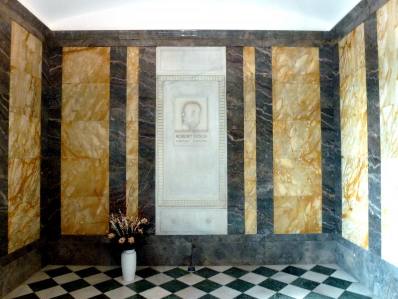 Privește! Așa arată mormântul unui român uriaș, o minte luminată! Crăpat, într-un fund de alee, spre parcare! VICTOR BABEȘ, părintele a 50 de microorganisme!