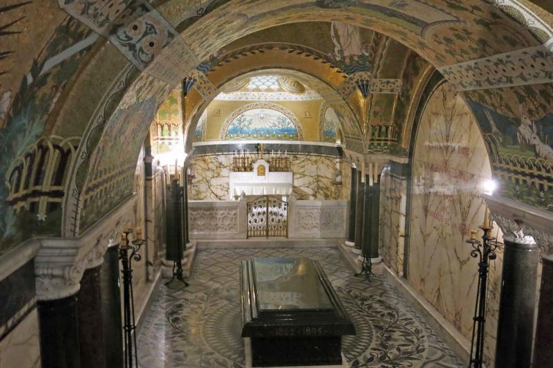 Privește! Așa arată mormântul unui român uriaș, o minte luminată! Crăpat, într-un fund de alee, spre parcare! VICTOR BABEȘ, părintele a 50 de microorganisme!