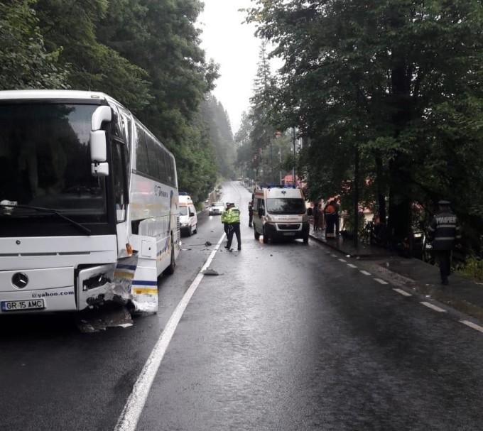 Doamne, ce tragedie în Sinaia! Un autocar plin cu turişti francezi, implicat într-un grav accident. O mașină a căzut în râpă: Medicii intervin la fața locului