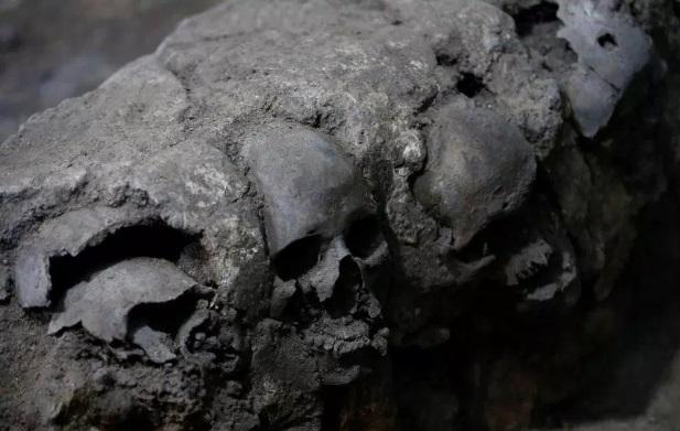 CRUZIMEA aztecilor, dezvăluită la adevărata scară! Descoperirea MACABRĂ a arheologilor în capitala Mexicului. Sacrificații apucau să își vadă inimile scoase din piept! – FOTO