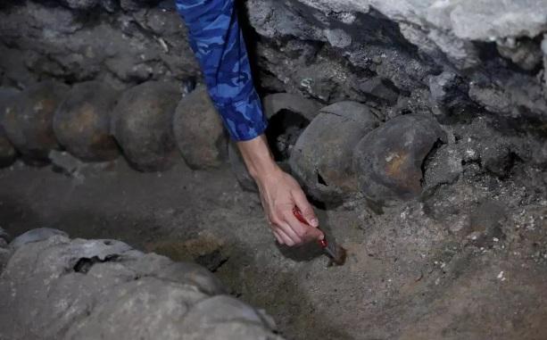 CRUZIMEA aztecilor, dezvăluită la adevărata scară! Descoperirea MACABRĂ a arheologilor în capitala Mexicului. Sacrificații apucau să își vadă inimile scoase din piept! – FOTO