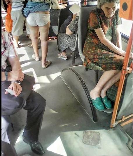 S-a întâmplat într-un autobuz din România, iar imaginea a devenit virală! Unei femei i s-a făcut cald în RATB și a luat de urgență măsuri... extreme! FOTO