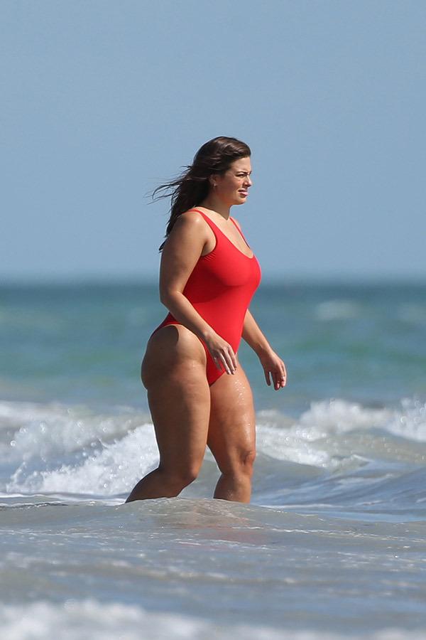 Ashley Graham, cel mai cunoscut fotomodel cu forme, a pozat în ipostaze demne de Baywatch! A fost lăudată și criticată în același timp!