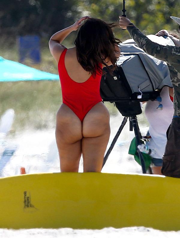 Ashley Graham, cel mai cunoscut fotomodel cu forme, a pozat în ipostaze demne de Baywatch! A fost lăudată și criticată în același timp!