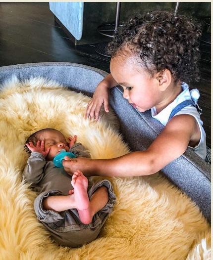 Cum arată Chrissy Teigen, soția lui John Legend, la două săptămâni de la nașterea fiului său. Prima poză cu micuțul Miles