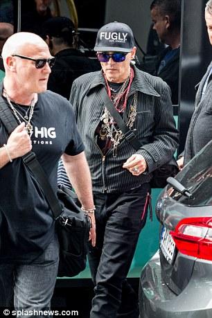 FOTO: Johnny Depp, distrus de alcool și droguri! A ajuns de nerecunscut!