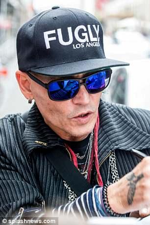 FOTO: Johnny Depp, distrus de alcool și droguri! A ajuns de nerecunscut!