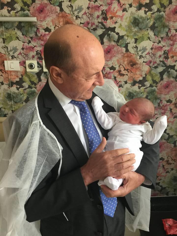 Primele fotografii cu fetița Elenei Băsescu. Fostul președinte nu a mai avut răbdare și s-a fotografiat cu micuța. Ce nume special a primit fetița