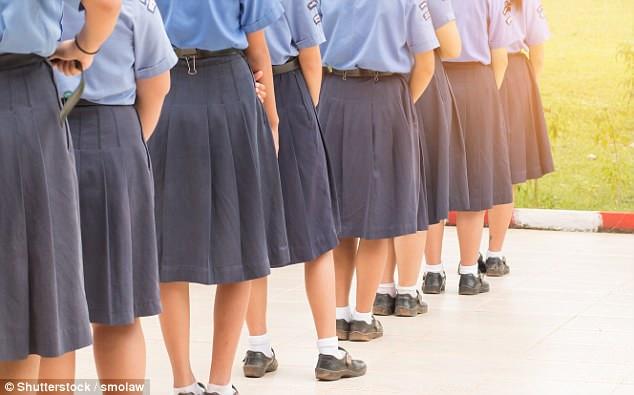 Lovitură în învăţământ. Şcolile din Marea Britanie introduc UNIFORMA "NEUTRĂ". Şi băieţii, şi fetele vor purta... fuste!