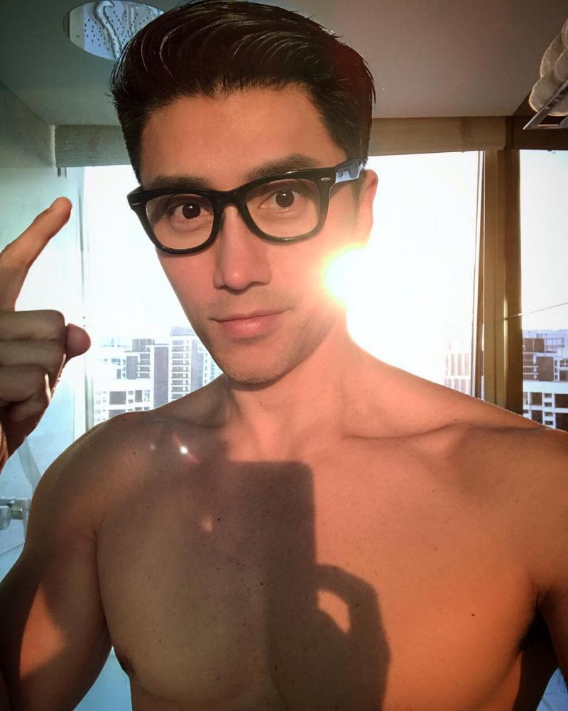 FOTO-GHICITOARE! Seamănă cu Keanu Reeves, i s-a propus de zeci de ori să se căsătorească atunci când era pe stradă. Câți ani are acest bărbat?