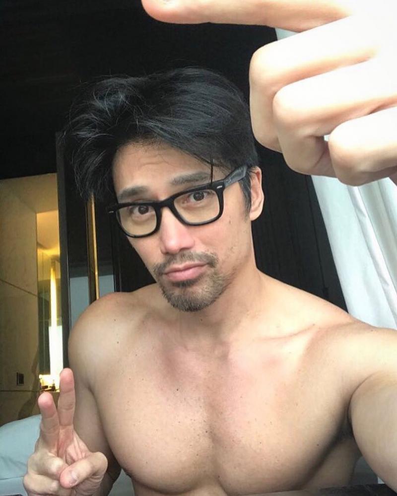 FOTO-GHICITOARE! Seamănă cu Keanu Reeves, i s-a propus de zeci de ori să se căsătorească atunci când era pe stradă. Câți ani are acest bărbat?