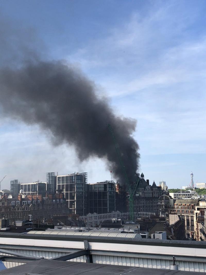 Incendiu devastator într-un cartier de lux din Londra. Cincisprezece vehicule şi aproape 100 de pompieri au ajuns la fața locului (FOTO)