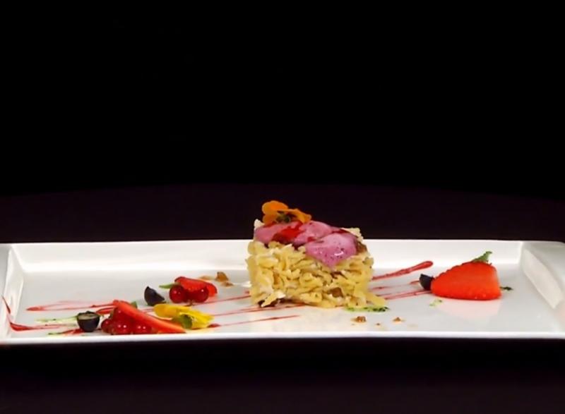 Bavette la cuptor cu brânză dulce și stafide, servite cu sos din fructe de pădure