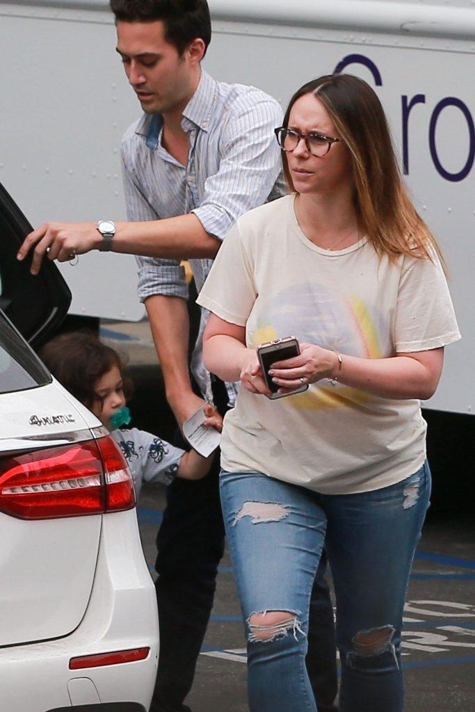 Jennifer Love Hewitt nu mai arată așa! După ce a avut ani de-a rândul măsurile perfecte „90-60-90”, acum e o grăsunică cu colăcei