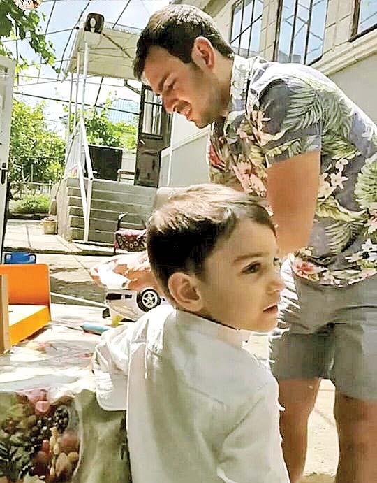 Anna Lesko, în curtea bunicii din Moldova, împreună cu fiul și iubitul său! Micuțul Adam îi seamănă leit artistei