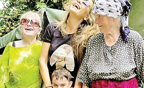 Anna Lesko, în curtea bunicii din Moldova, împreună cu fiul și iubitul său!  Micuțul Adam îi seamănă leit artistei