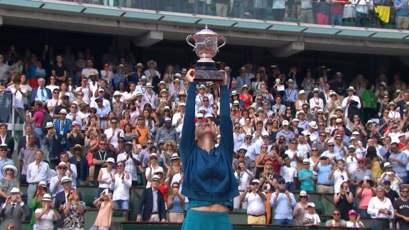 FOTOGRAFIE PENTRU ISTORIE: SIMONA HALEP CU TROFEUL de la Roland Garros în brațe!