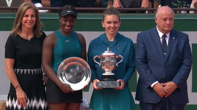 FOTOGRAFIE PENTRU ISTORIE: SIMONA HALEP CU TROFEUL de la Roland Garros în brațe!